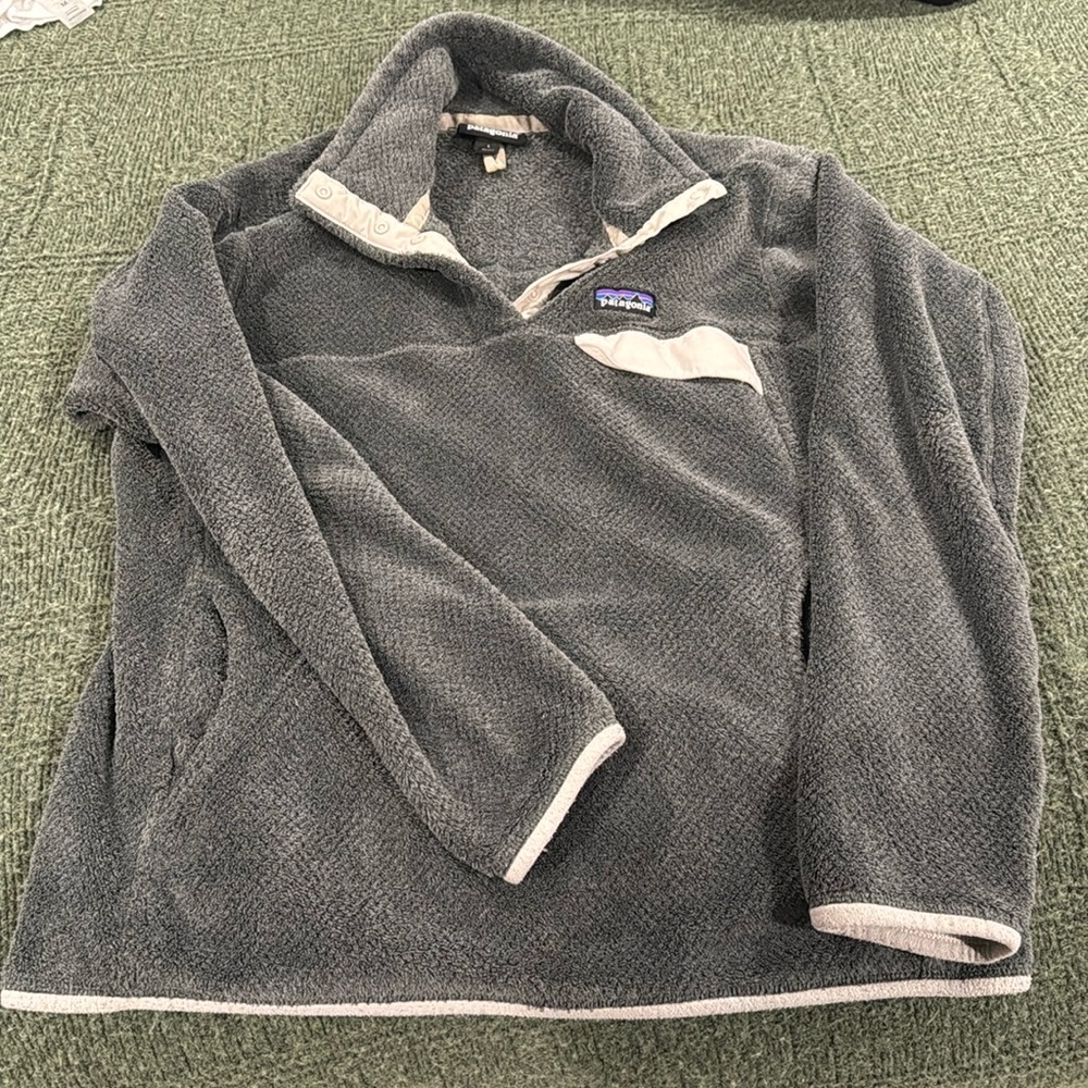 Patagonia gray women’s pullover 
Sz Lg (fit med/lg)Great condition